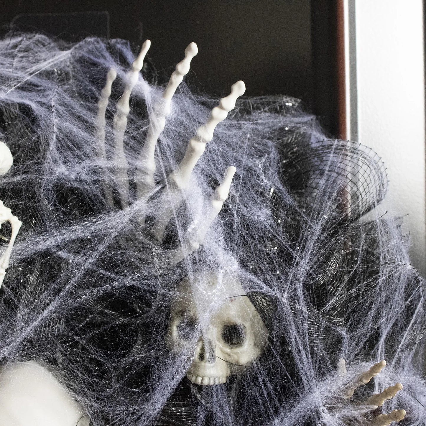 AZAVEX™ - Spider Web Skeleton Halloween Wreath – 17.7" Skull Door Decor